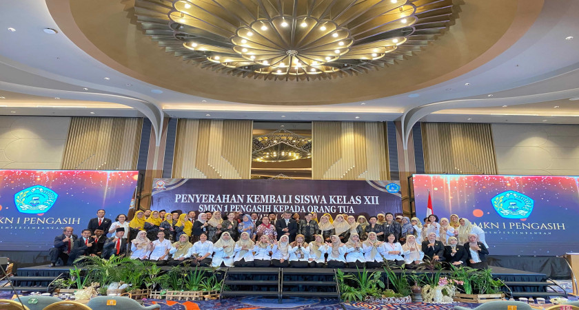 Penyerahan Kembali Siswa Kelas XII SMKN 1 Pengasih kepada Orang Tua Berlangsung Khidmat