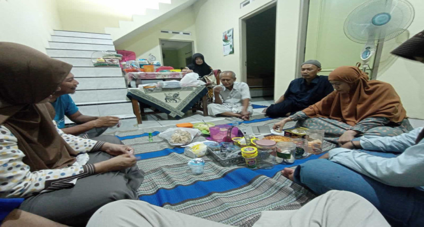 Silaturahmi Keluarga: Menjenguk Bulik Nanik yang Sedang Sakit (23/11/2025)