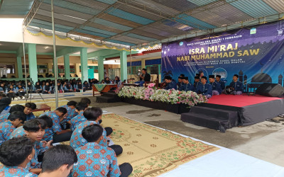 Pengajian Isra' Mi'raj 1446 H di SMKN 1 Pengasih: Implementasi Hijrahnya Rasul Dalam Kehidupan Generasi Muda di Era Digital